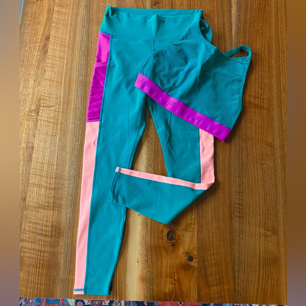 Fabletics power hold two piece set! Leggings and sports bra green colorblock EUC